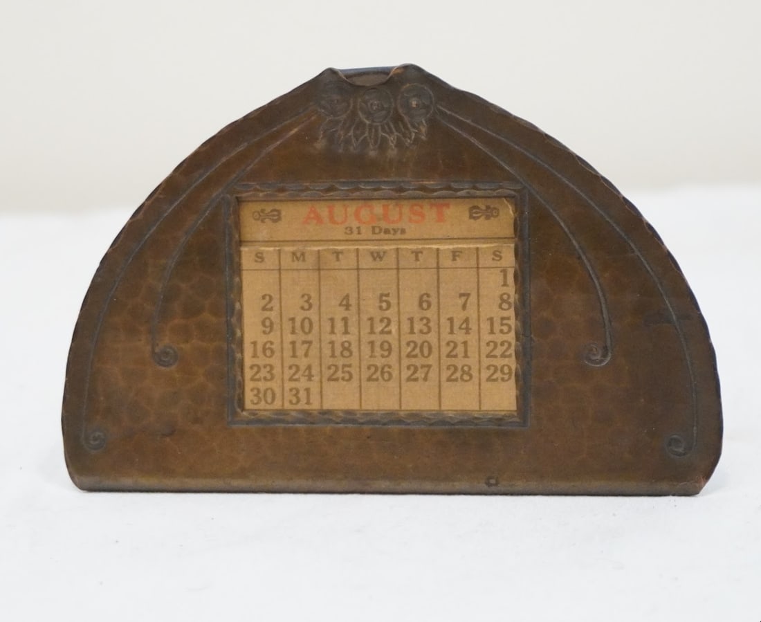 ROYCROFT ARTS & CRAFTS COPPER PERPETUAL CALENDER: Roycroft Arts & Crafts Hammered Copper Desk Calendar - Picture Frame. Measures 5 1/2". Weight 4 oz. **In house shipping available on this lot** If you win this lot, please select self arranged for in