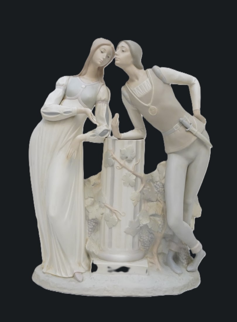 LARGE LLADRO PORCELAIN ROMEO & JULIET (1 of 5)