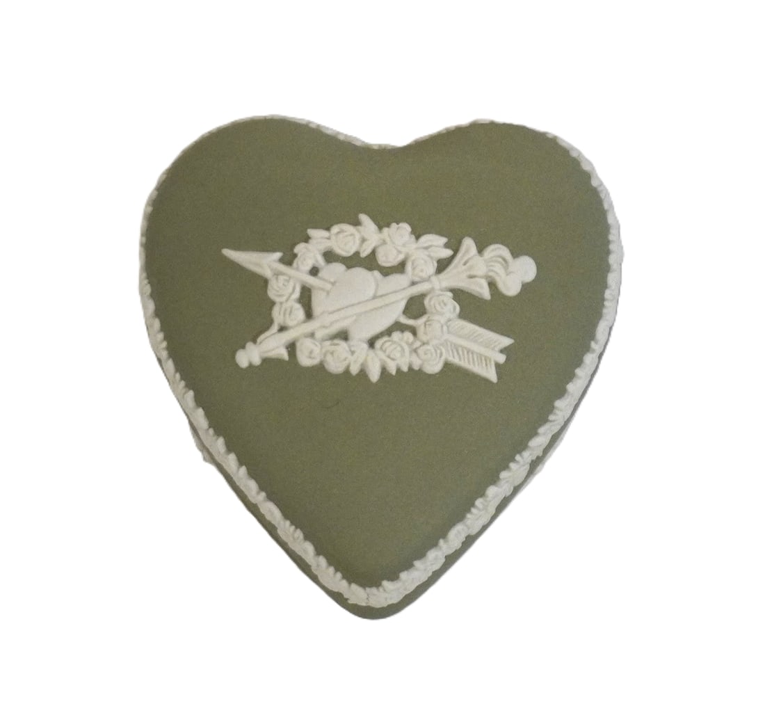 RARE WEDGWOOD "CELEBRATING 2000" JASPERWARE COUPLES COVERED TRINKET DISH (1 of 3)