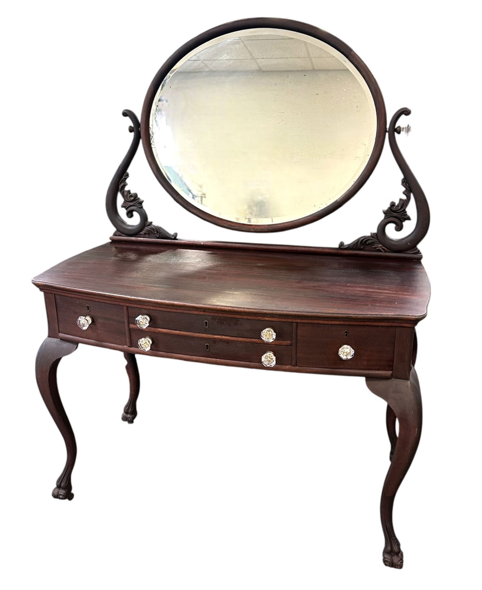 CONTINENTAL FURNITURE CO. QUEEN ANNE-STYLE MAHOGANY DRESSING TABLE WITH MIRROR: Elegant mahogany dressing table surmounted by an oval mirror on scrolling, acanthus-carved supports. The serpentine front case fitted with three drawers with glass pulls, raised on slender cabriole
