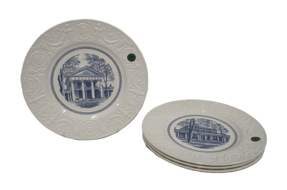 4 WEDGWOOD UNIVERSITY OF VIRGINIA DINNER PLATES: 4 Vintage Wedgwood University of Virginia Dinner Plates.All are first edition. Each 10 3/4". Weight on all 5 lbs 10 oz **In house shipping available on this lot** If you win this lot, please select