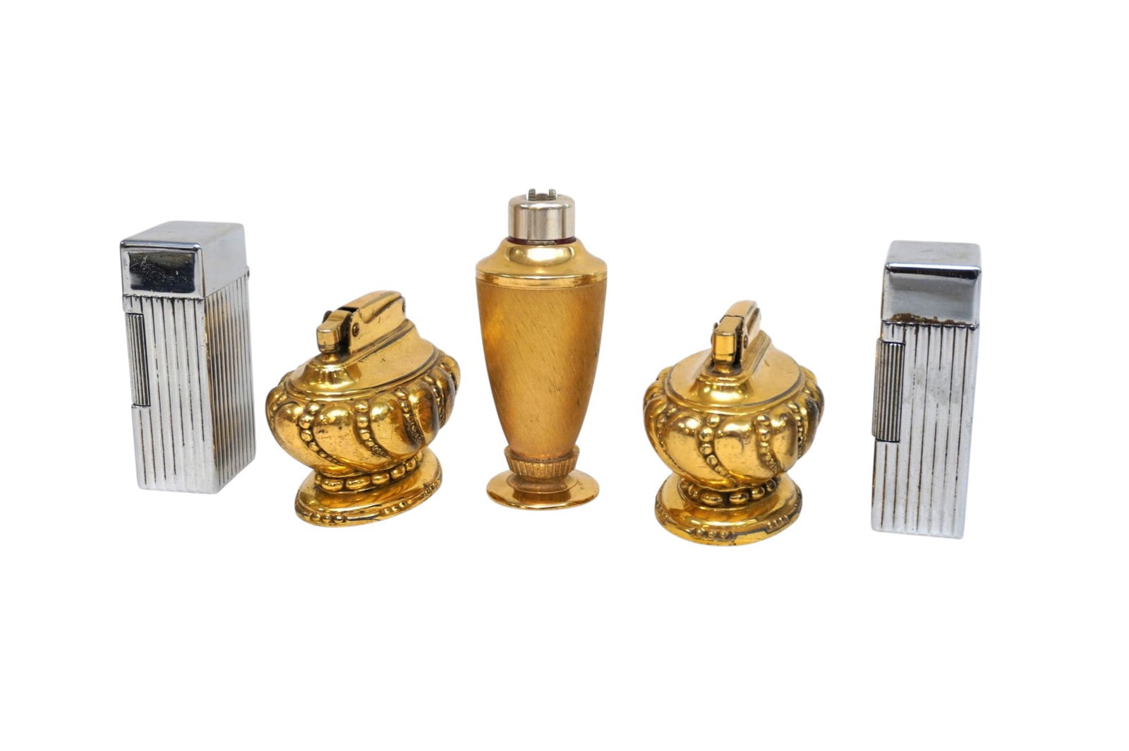 5 VINTAGE MID CENTURY TABLE LIGHTERS: 2 Ronson Gold Table Lighters "Crown", Gold Napier Lighter 3 1/2". 2 Parker Silver Table lighters 3" Weight on all 2 lbs 2 oz **In house shipping available on this lot** If you win this lot, please