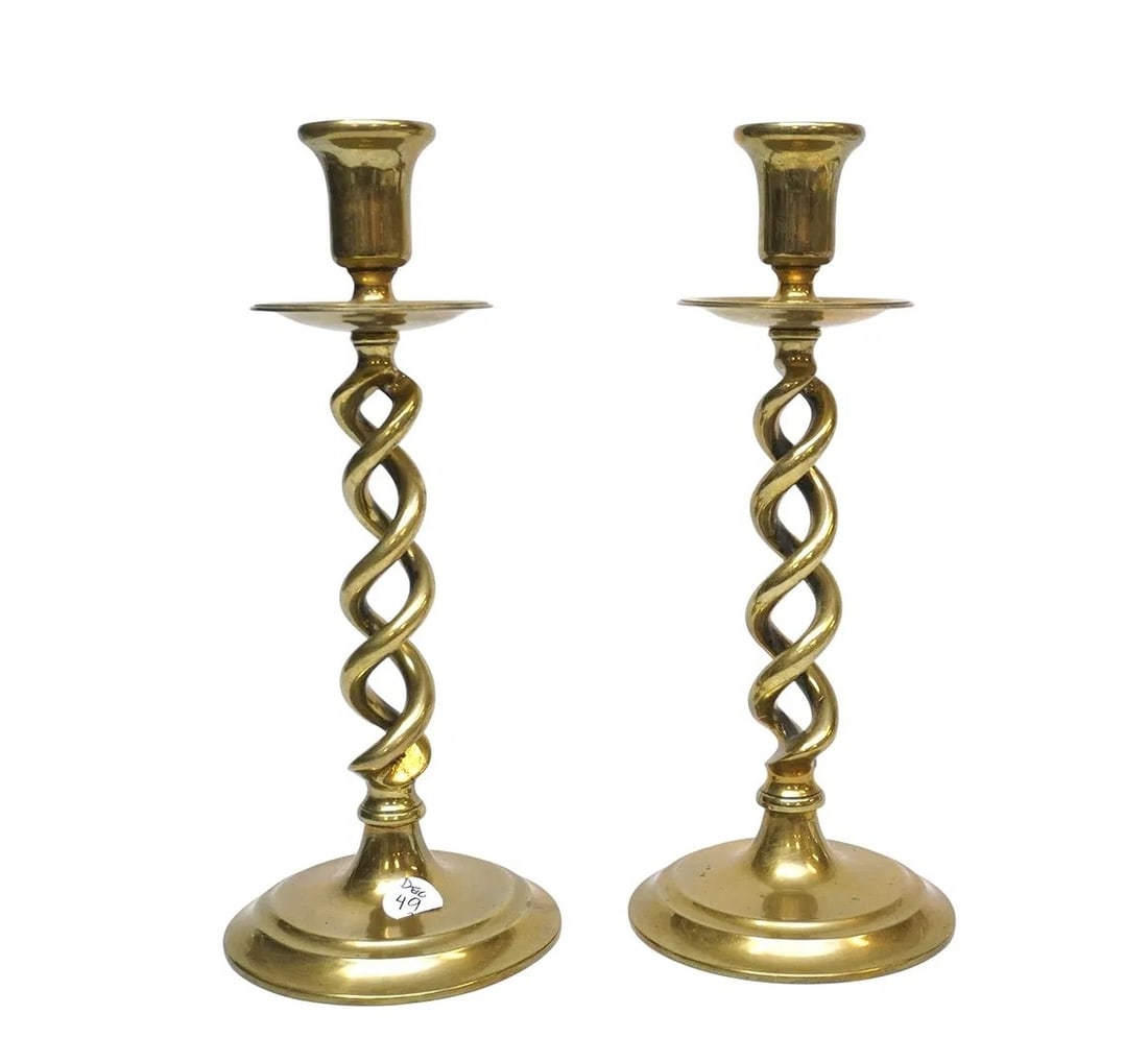 PAIR ANTIQUE ENGLISH BRASS BARLEY TWIST CANDLESTICKS: Pair of antique English Brass Barley Twist Candlesticks. They measure 4.25"x10 1/2". Weight 2 lbs 12 oz. PROVENANCE: The Perrin family, of French Huguenot origin, of Abbeville, Perrin Plantation and C