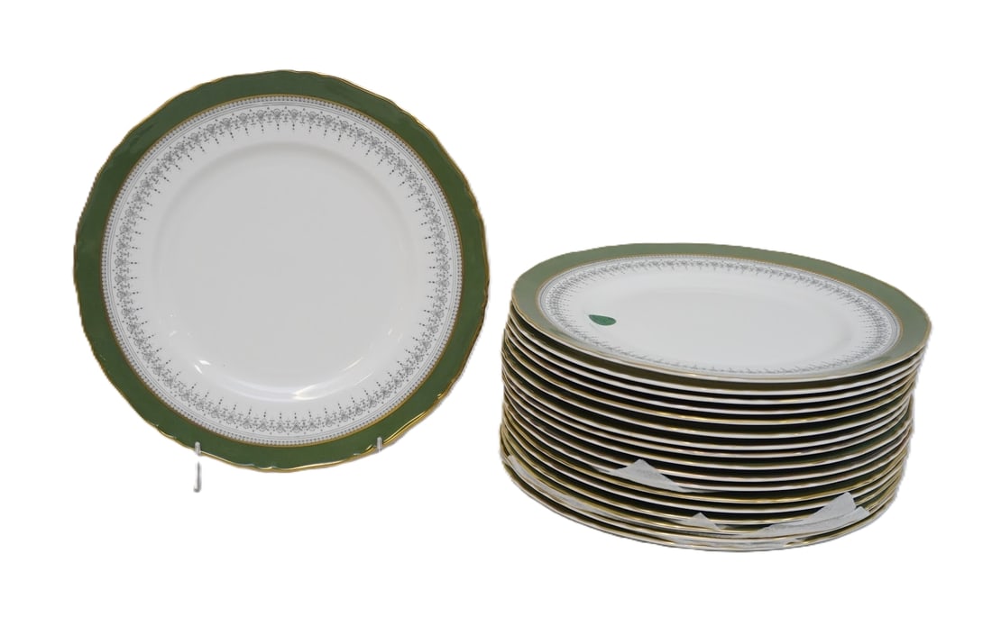 18 ROYAL WORCESTER REGENCY DINNER PLATES: 18 Royal Worcester Green & Gray Regency Dinner Plates. All like new. Each 10 3/4" Weight on all 24 lbs **In house shipping available on this lot** If you win this lot, please select self arranged for