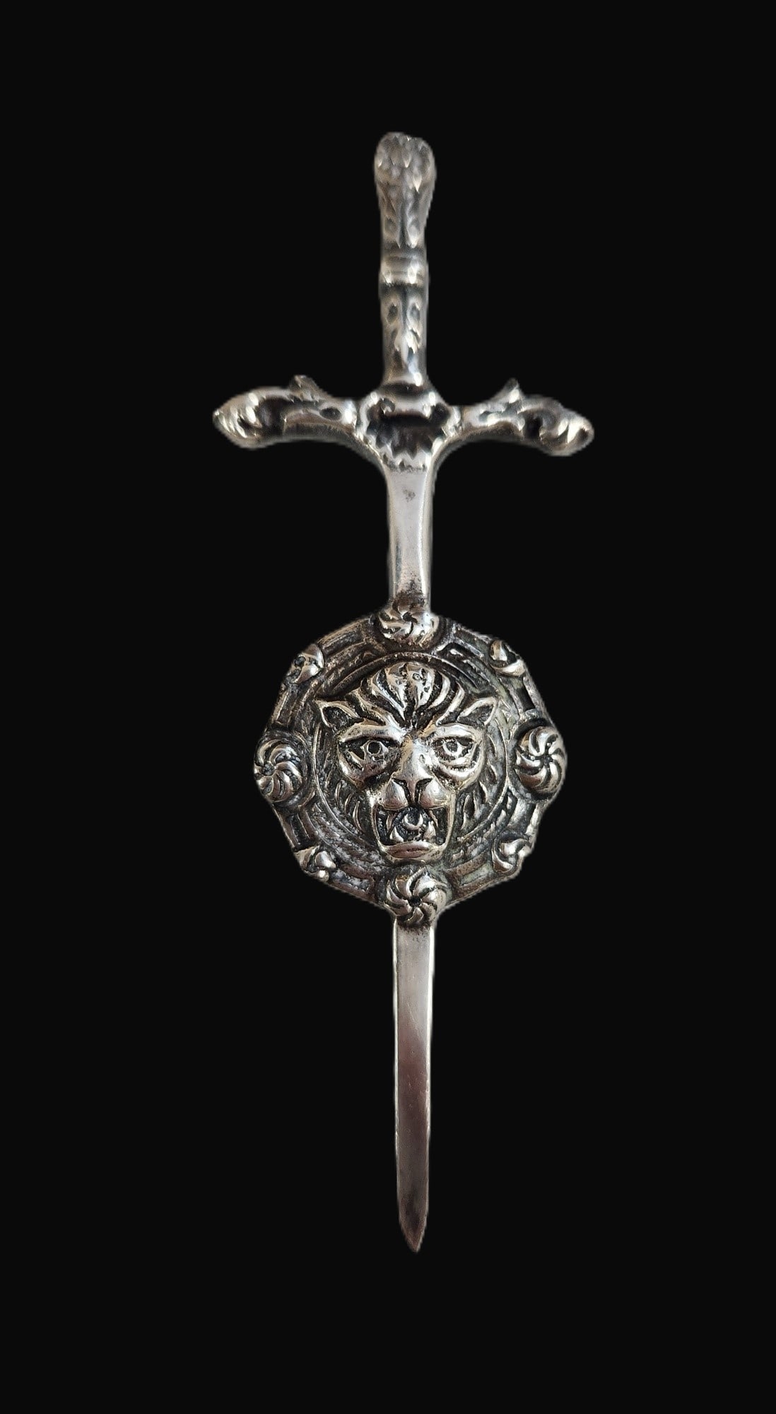 SCOTTISH STERLING SILVER MENS KILT PIN GLASGOW: Scottish Sterling Silver Mens Kilt Pin c 1946. Claymore Lion Shield Design Robert Allison, Glasgow, Scotland. Measures 3 1/4", Approximate silver weight 12 grams. **In house shipping available on