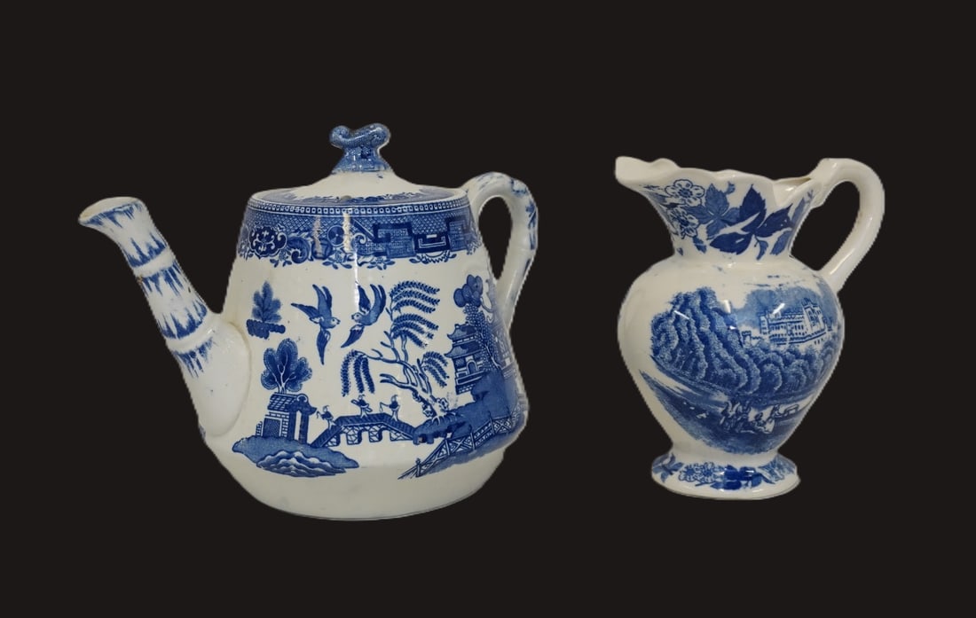 RIDGWAY BLUE WILLOW TEMPLE II TEAPOT AND TRANSFERWARE CREAMER (1 of 4)