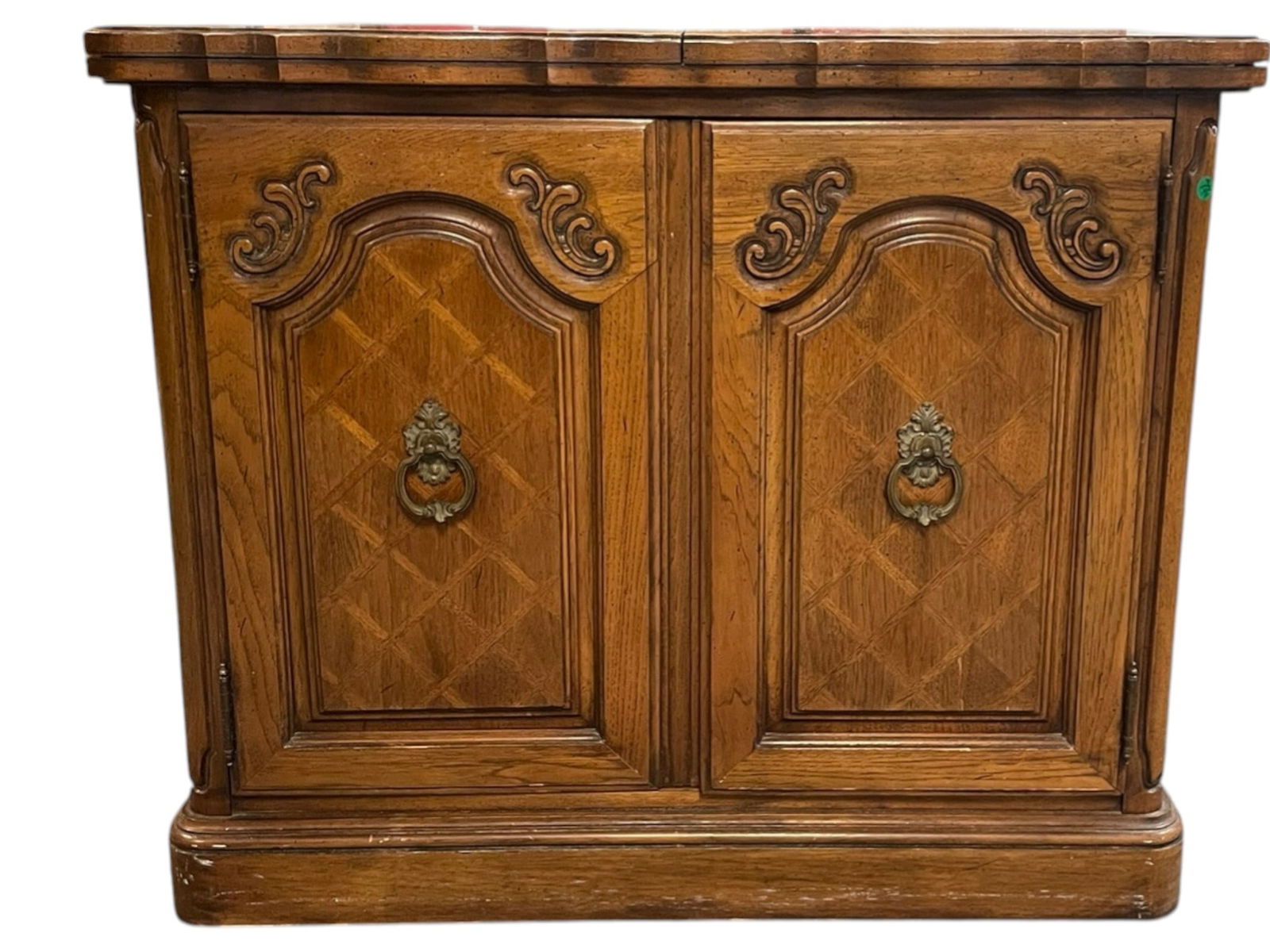 VINTAGE THOMASVILLE FLIP TOP SERVER / BUFFET: Vintage Thomasville Flip Top Server/Buffet Dry Bar. With Silver Drawer. Measures 36"x18"x30". **In house shipping available on this lot** If you win this lot, please select self arranged for in house