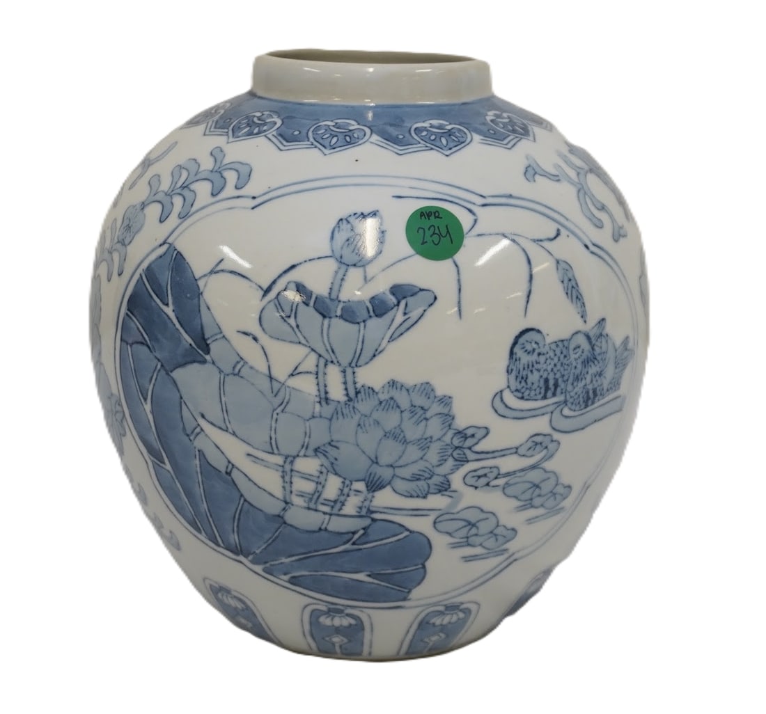 VINTAGE BLUE & WHITE CHINOISERIE CHINESE GINGER JAR: Vintage Blue and White Chinoiserie Chinese Ginger Jar. Measures approx. 9.75" x 7.5" dia. and weighs 3 lbs 2 oz. **In house shipping available on this lot** If you win this lot, please select self