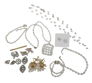 LOT OF VINTAGE 1950-70 CRYSTAL & RHINESTONE JEWELRY