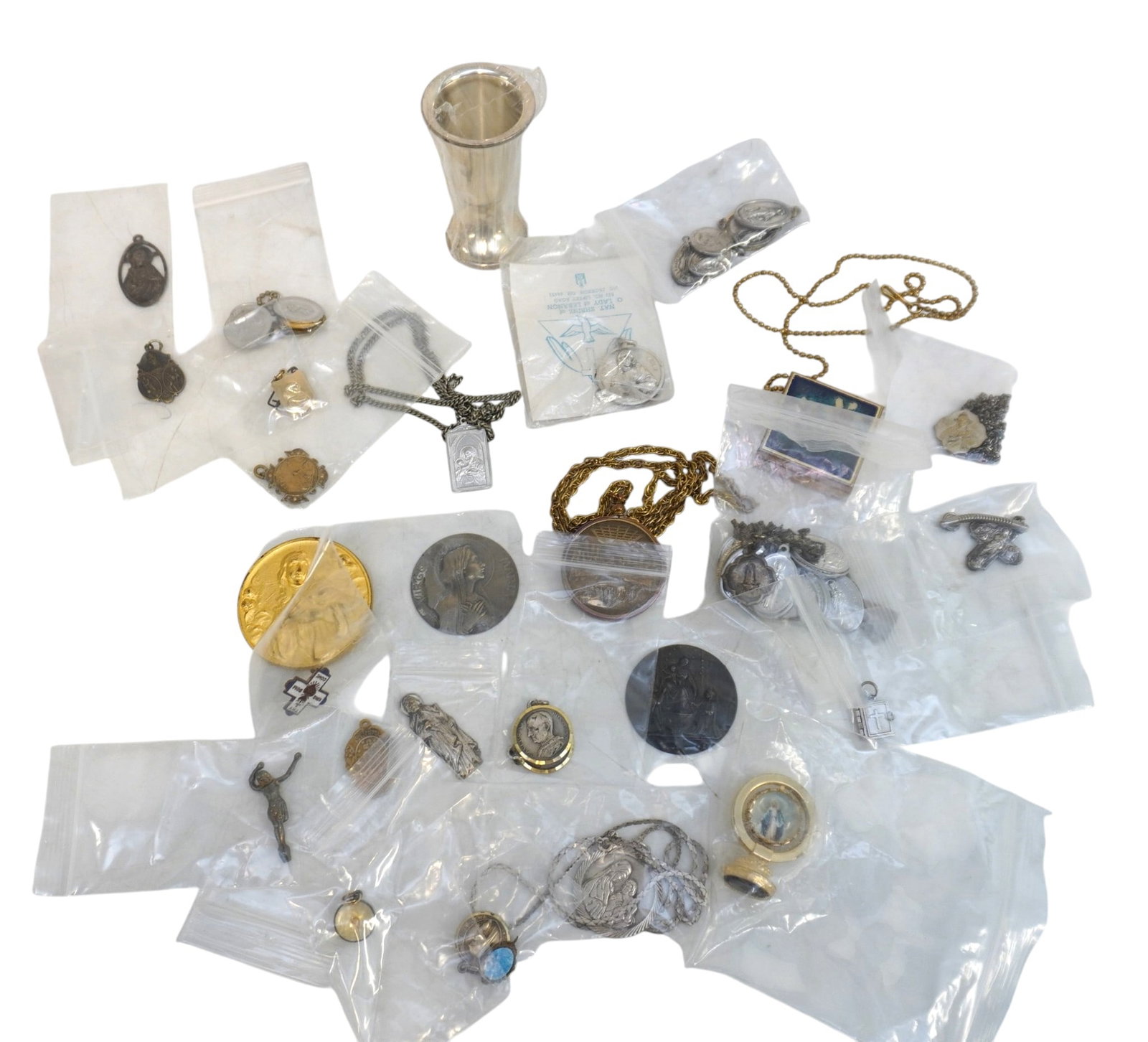 LARGE LOT ANTIQUE / VINTAGE RELIGIOUS MEDALS & MORE (1 of 6)