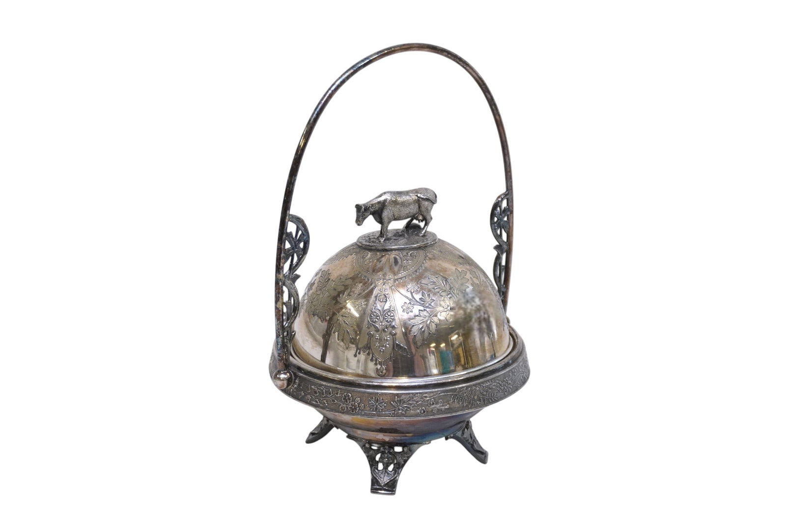 ANTIQUE MERIDEN PLATED DOMED COW BUTTER SERVER: Antique Meriden Silver Plated Domed Cow Butter Server / Bowl with Handle. Measures 7"x6 1/2"x 9" to top of handle. Weight 1 lb 8 oz **In house shipping available on this lot** If you win this lot,