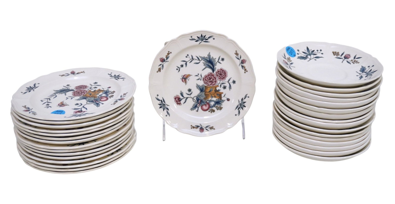 WILLIAMSBURG POTPOURRI WEDGWOOD BREAD PLATES AND SAUCERS - 32 PIECES: Williamsburg Potpourri Wedgwood Bread Plates and Saucers. 16 bread plates which measure approx. 6.5" and 16 saucers which measure approx. 5.5" in dia. Total lot weight is 11 lbs 13 oz.