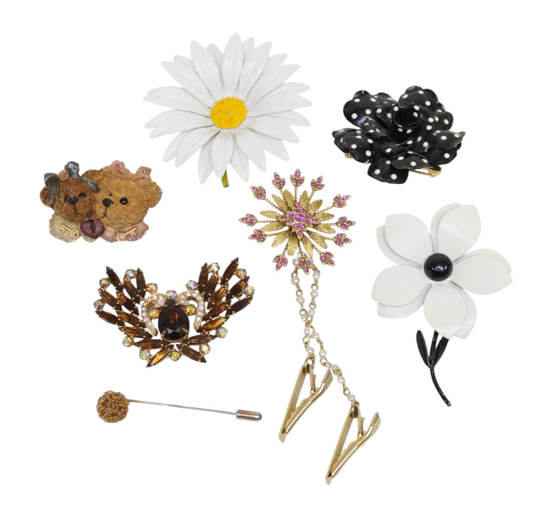 8 VINTAGE BROOCHES, SWEATER CLIP AND HAT PIN: 6 Vintage Brooches, 1 Sweater Clip and 1 Hat pin in various designs. Largest measures approx. 3" in dia. and total lot weight is 5.3 oz. **In house shipping available on this lot** If you win this lot