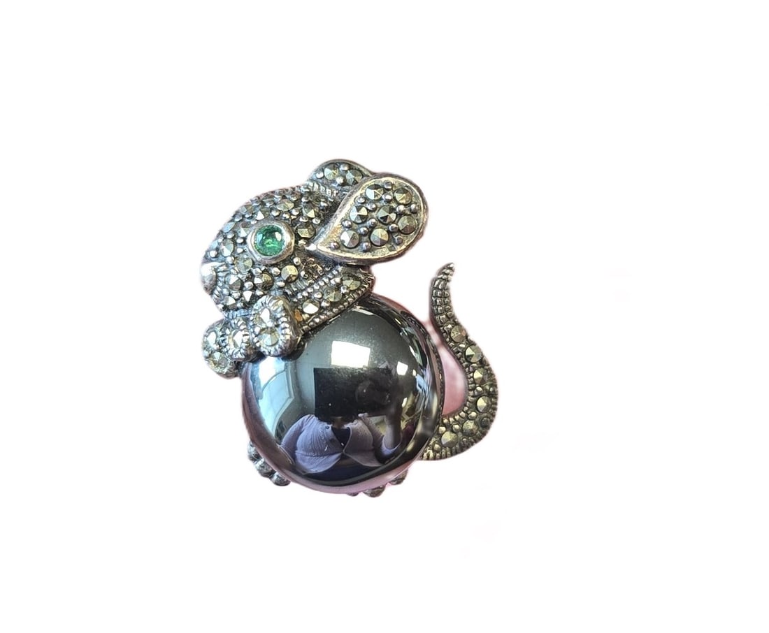 STERLING SILVER AND HEMATITE STONE MOUSE BROOCH: Sterling Silver and Hematite Stone Mouse Brooch. Measures approx. 1" x .5" and weighs 0.4 oz. **In house shipping available on this lot** If you win this lot, please select self arranged for in house 