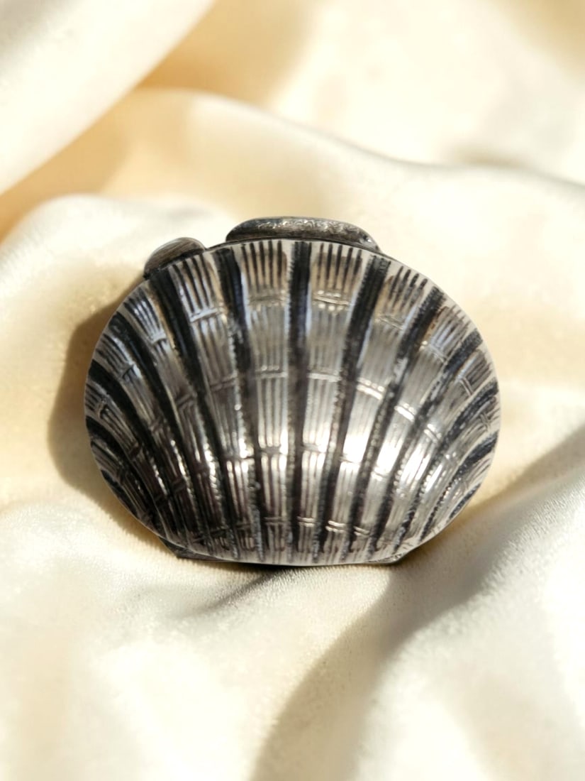 ANTIQUE 800 SILVER SHELL SHAPED PILL BOX: Antique 800 Silver Shell Shaped Pill Box. Measures 1 1/2" x 1 1/4". Approximate silver weight 12 grams. **In house shipping available on this lot** If you win this lot, please select self arranged