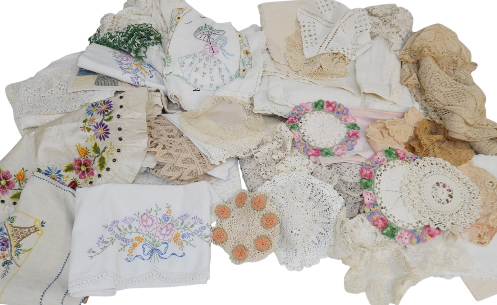 HUGE LOT OF ANTIQUE / VINTAGE LINENS (1 of 8)