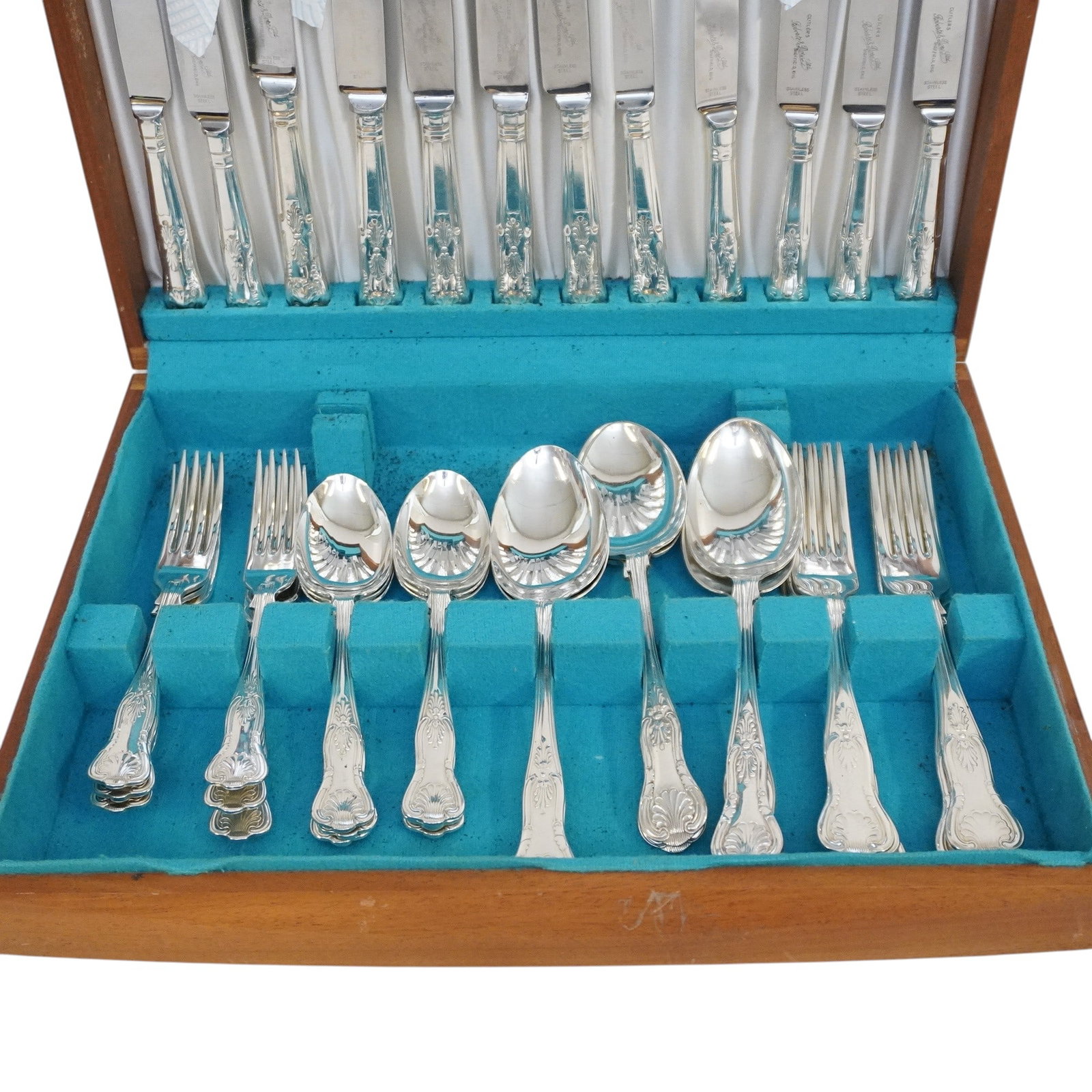 ROBERTS & DORE SHEFFIELD KINGS PATTERN FLATWARE: 36 Piece Vintage EPNS Roberts & Dore Sheffield service for 6 plus extras. In the original flatware chest. . 12 Knives; 6 Dinner Forks, 6 Salad Forks, 6 Cream Soup Spoons, 6 Tablespoons. Box measures