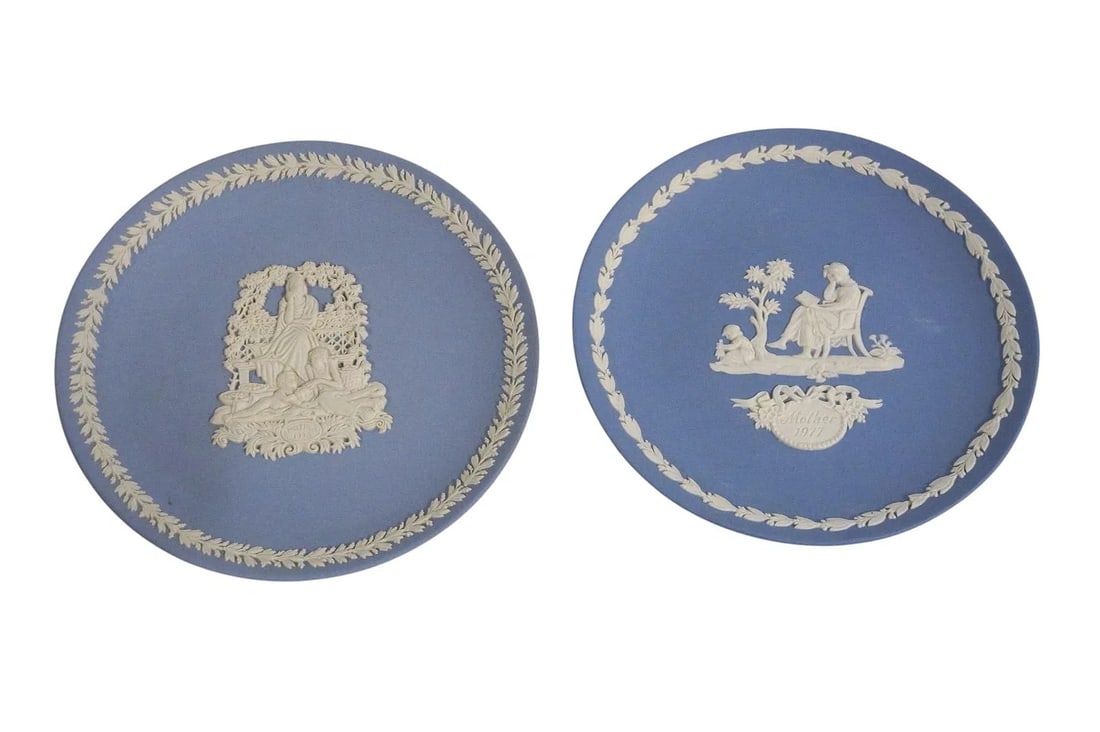 6 WEDGWOOD JASPERWARE COMMEMORATIVE MOTHERS DAY AND CHRISTMAS PLATES: 6 Wedgewood Jasperware Commemorative Mothers Day and Christmas Plates. Still in original boxes. Each box measures approx. 8" x 8" and lot weight is 5 lbs 6 oz. **In house shipping available on this