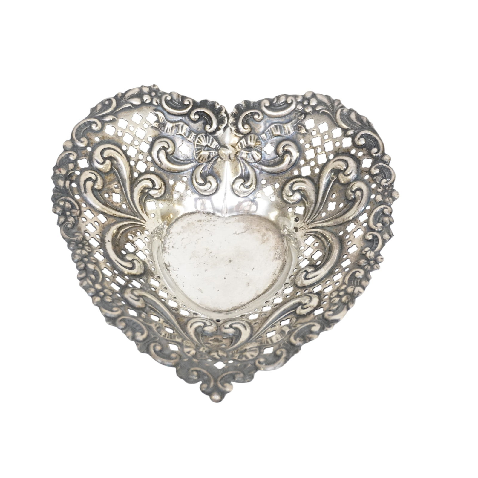 VINTAGE GORHAM CHANTILLY STERLING SILVER CANDY DISH: Vinrage Gorham Sterling Silver Candy Dish No. 966, featuring ornate openwork filigree and scroll patterns. Measures 5". Approx silver weight 70 grams. **In house shipping available on this lot** If yo