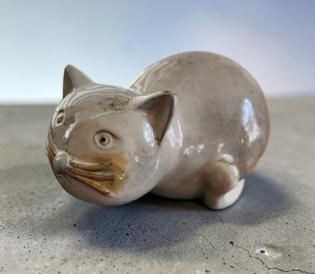 VINTAGE MCM POTTERY FAT CAT: Vintage MCM Pottery Fat Cat. Measures 10"x6 1/2"x6". Weight 2 lbs 12 oz. **In house shipping available on this lot** If you win this lot, please select self arranged for in house shipping when paying*