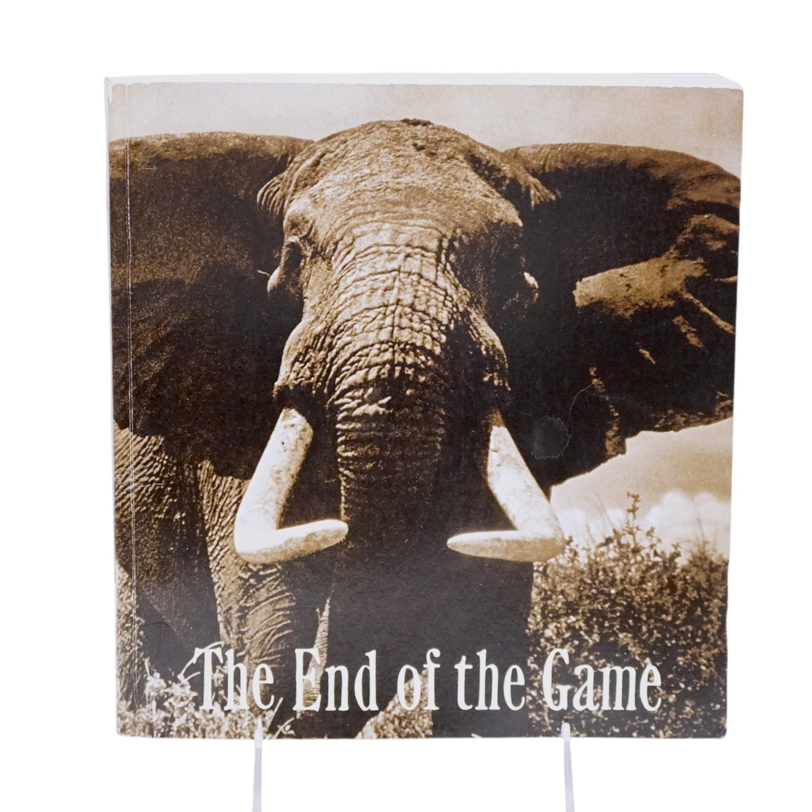 SIGNED PETER BEARD THE END OF THE GAME BOOK: Signed Peter Beard End of the Game Soft Cover Book, 1977. Measures 9 3/4"x10 3/4"x1". Weight 2 lbs 7 oz. Signature has not been authenticated. **In house shipping available on this lot** If you win