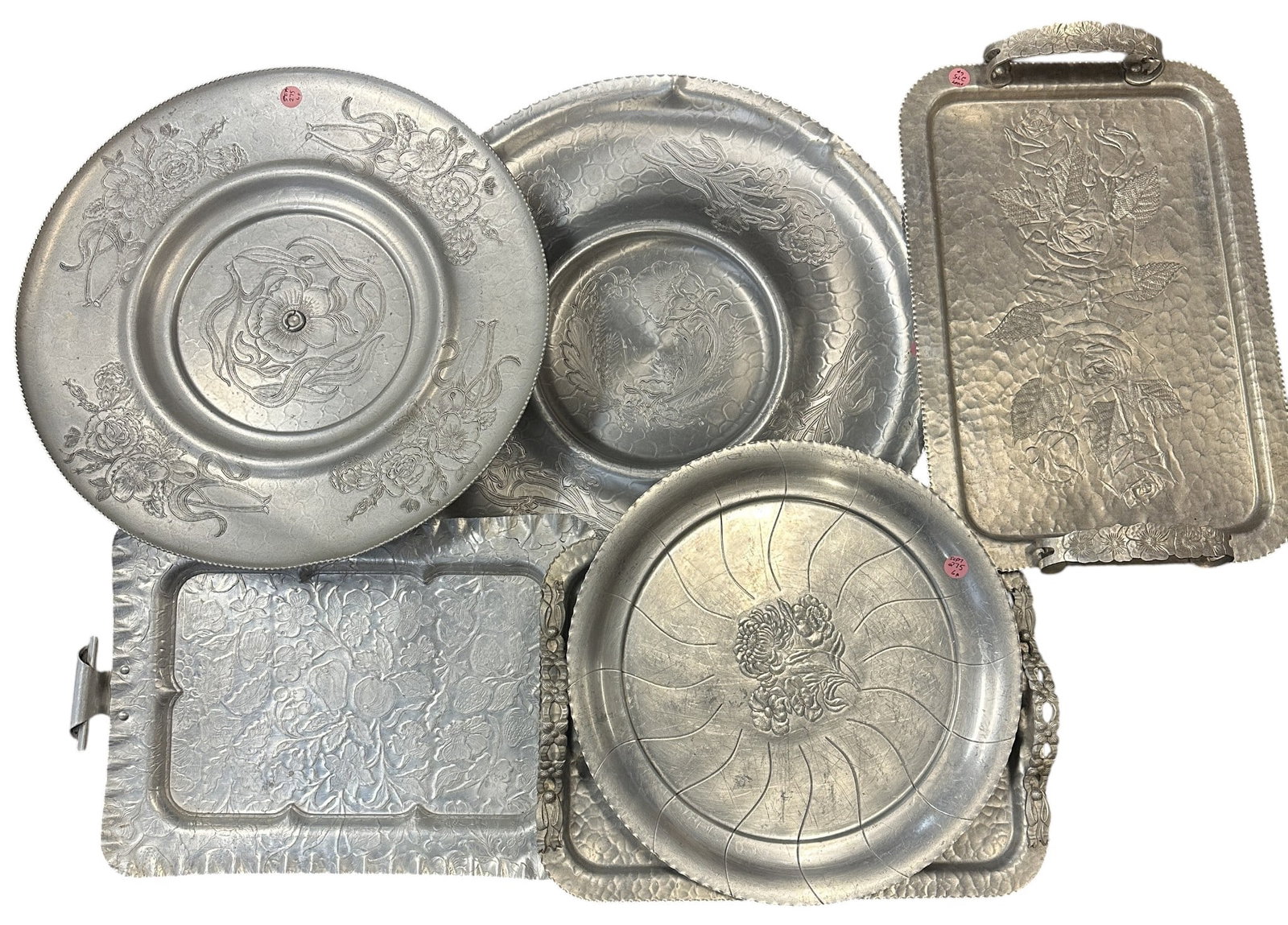 6 PC MID CENTURY ALUMINUM TRAYS & LAZY SUSAN: 5 Various Mid Century Aluminun Trays and a Lazy Susan. Lazy Susan measures 17 1/2"x17 1/2"x3". Largest Tray 20"x20. Weight on all combined 12 lbs **In house shipping available on this lot** If you win