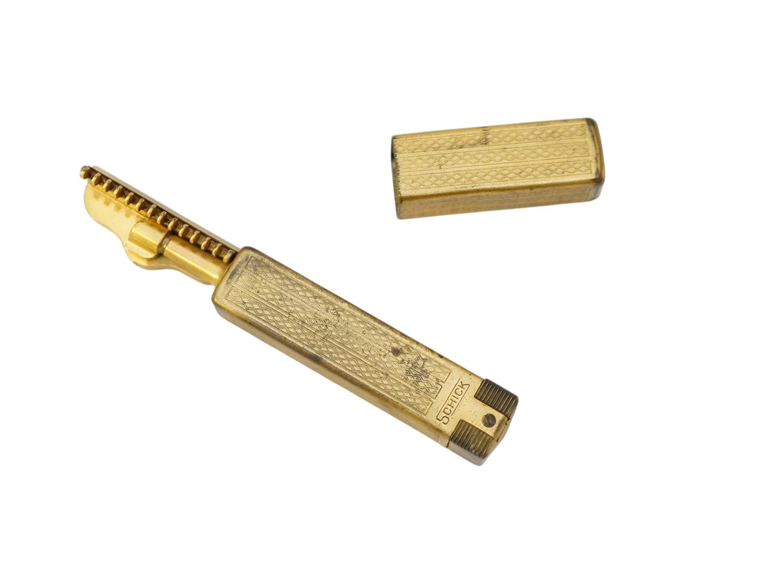 ANTIQUE SCHICK TRAVEL RAZOR: Antique Schick Repeating Safety Travel Razor. Weighs approx. 3.5 oz. Measures 4 1/4" long **In house shipping available on this lot** If you win this lot, please select self arranged for in house ship