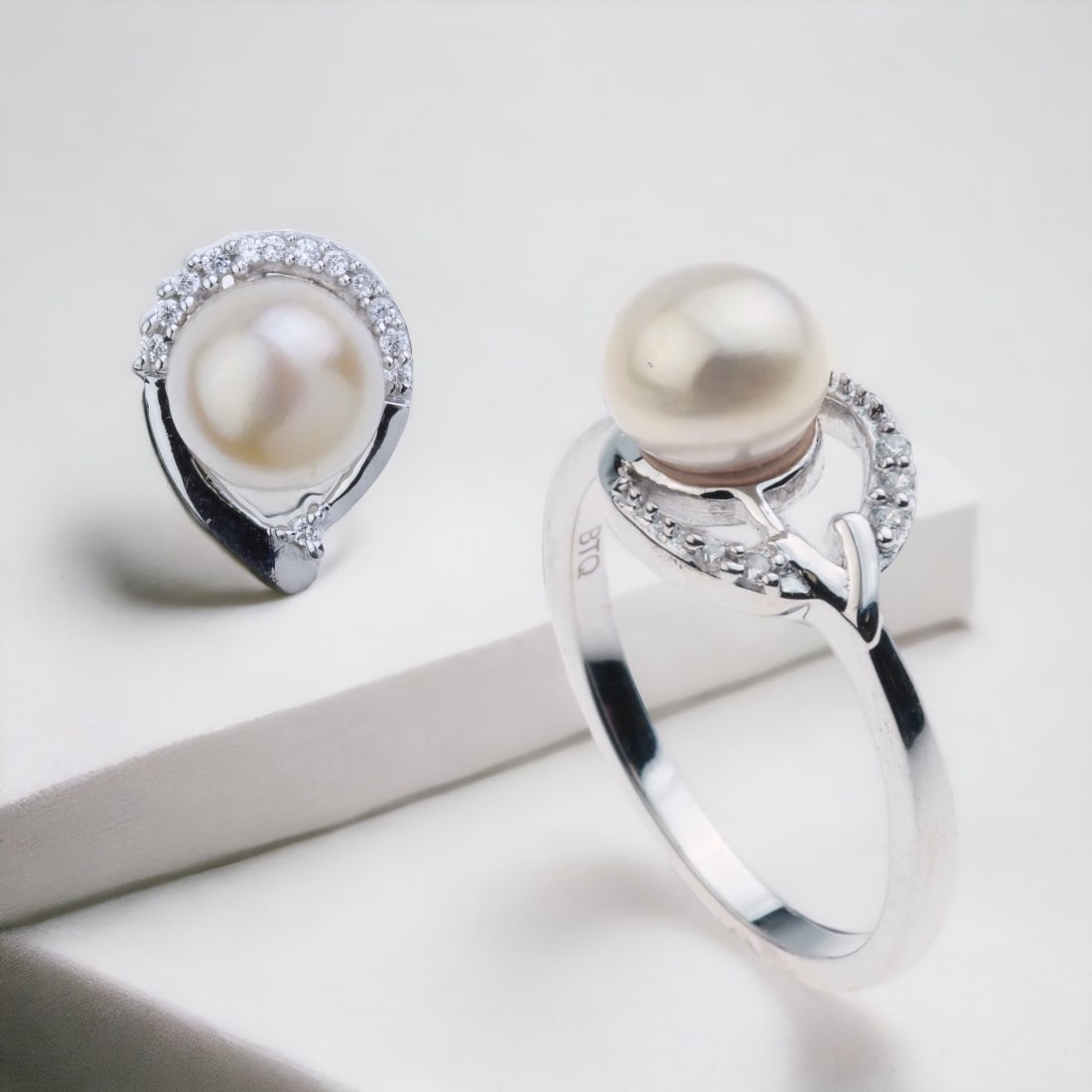 Elegant Peach Pearl and White Zircon Jewelry Set (1 of 1)