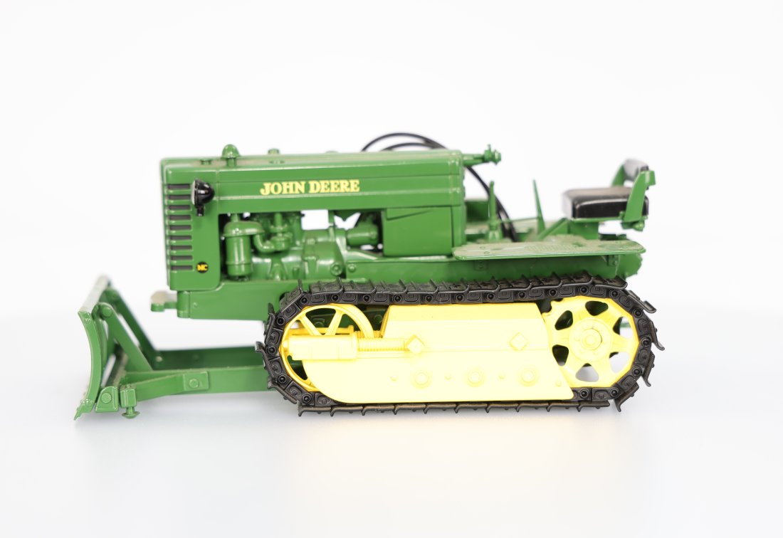 John Deere MC Crawler Tractor w/ Steel Tracks 1:16 Vintage Speccast: Embark on an exciting journey back in time with the John Deere MC Crawler Tractor, an intricate 1:16 scale model lovingly crafted by Speccast. A remarkable piece of vintage glory, this tractor offers