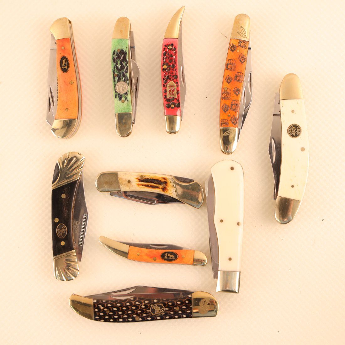 Short & Stubby Folding Pocket Knife: A short and stubby folding pocket knife typically refers to a knife with a compact blade and handle. These knives are designed to be easily carried in a pocket or small pouch.