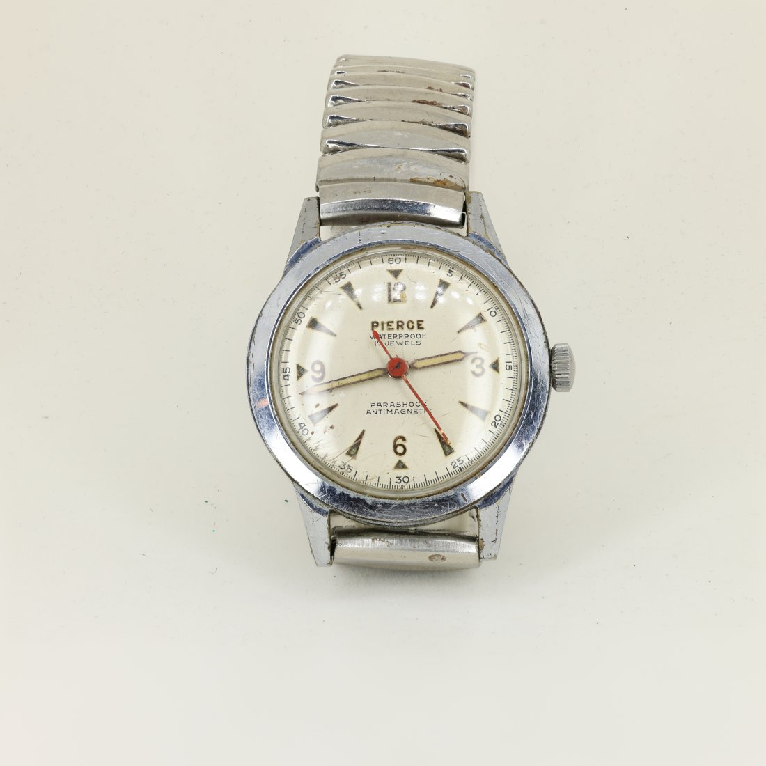 Vintage Pierce Parashock Waterproof Antimagnetic Men's Watch: Step back in time with this remarkable Pierce Parashock waterproof and antimagnetic men's watch, a treasure for both watch collectors and vintage fashion enthusiasts. This classic timepiece, hailing f