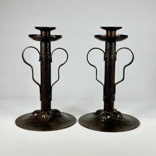 Benedict Studios Arts & Crafts Candlesticks: Benedict Art Studios, exceptional pair of hammered copper candlesticks with cylindrical bodies, repousse leaves around bases and two riveted handles creating a stylized heart. Each having their