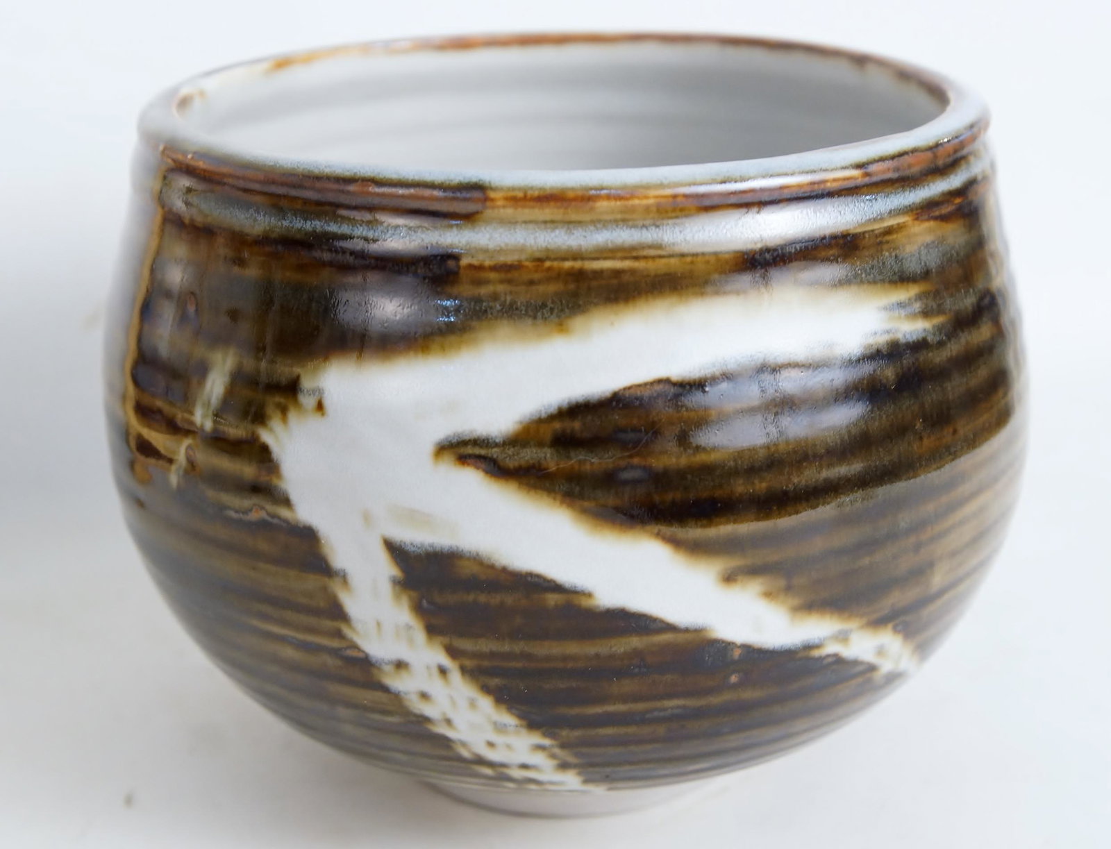 Vivika & Otto Heino ceramic bowl: Caledon brown & white slip 7" diameter x 5 5/8" h Signed Vivika & Otto 95 bottom. Provenance: Longtime Friend of Otto & Vivika Dennis Yamazaki, Los Angeles California.