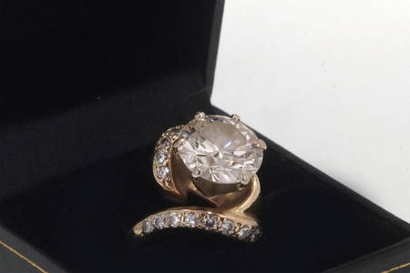 14 kt gold - 5.55 ct Round Brilliant Diamond ring