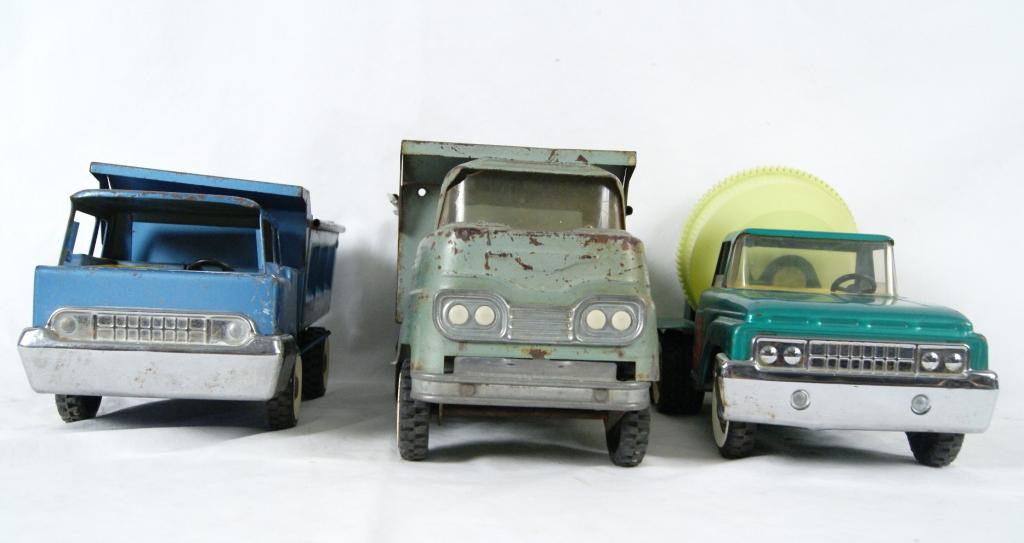 Collection of Vintage Structo Trucks: Vintage Structo pressed steel 14" Green 'Structo Ready mix' Cement truck in Very - Good to Excellent condition, Structo blue dumper and Rare Structo 15" working- Hydraulic Dumper