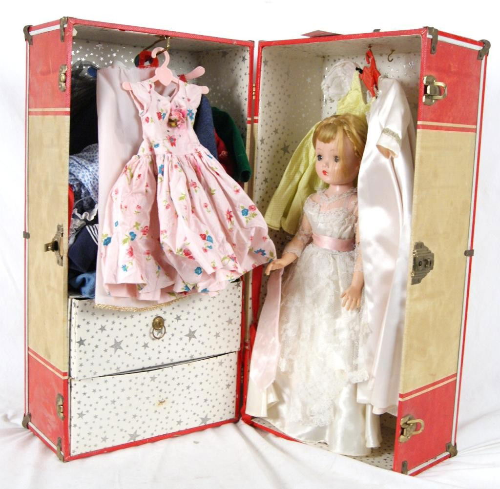419 Vintage Madame Alexander doll, trunk & clothes Lot 0419