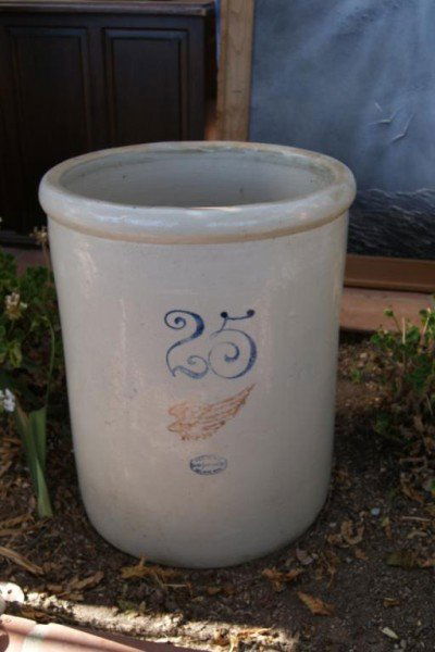 Antique Redwing 25 gallon Crock: Antique Redwing 25 gallon Crock