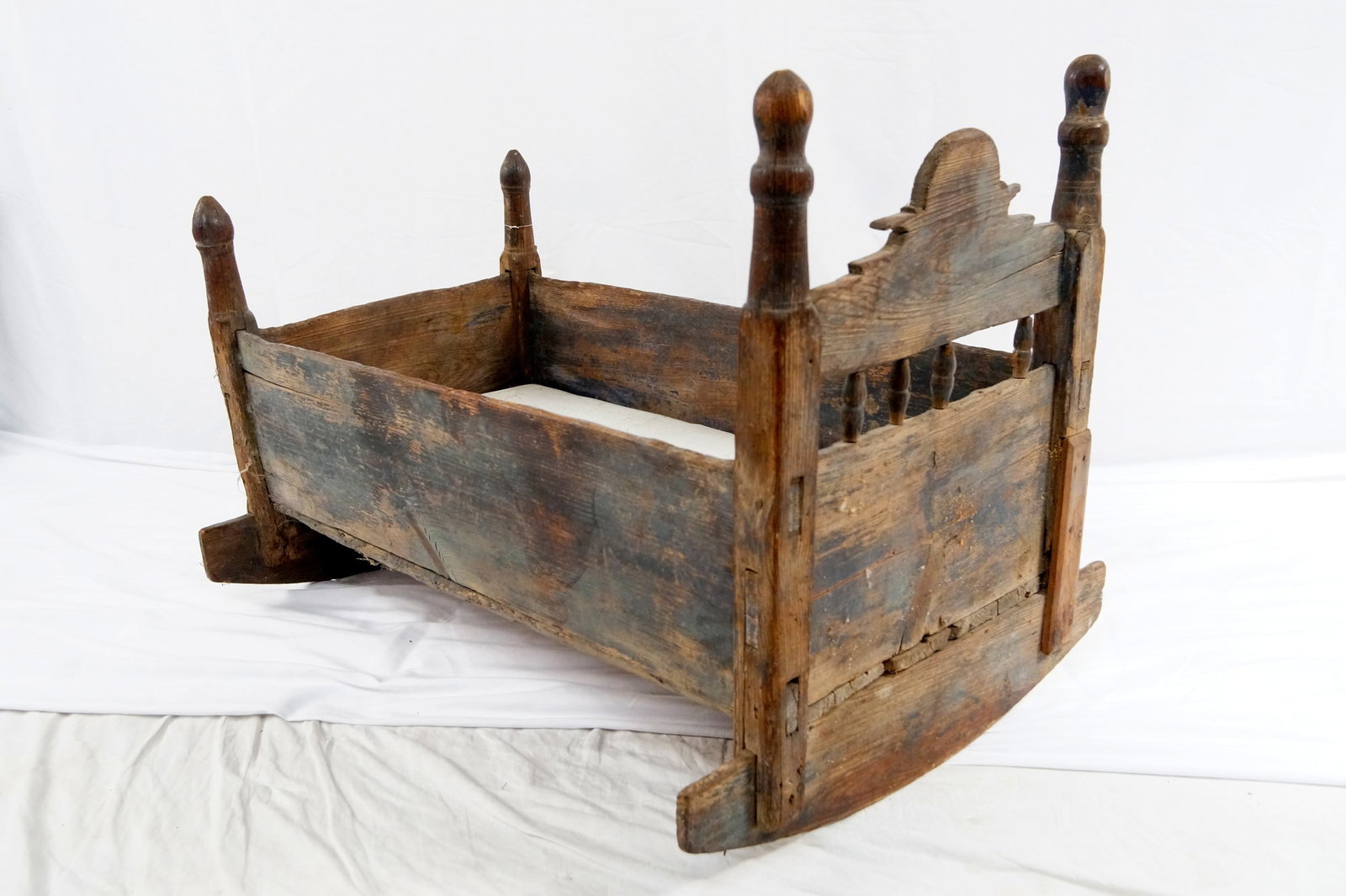 Early American childs' antique craddle (1 of 5)