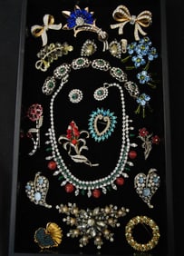 Vintage jewels - Brooches, necklace, bracelet...