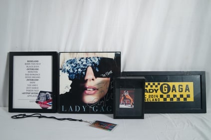 Gaga "The Fame" signed photo, set list,