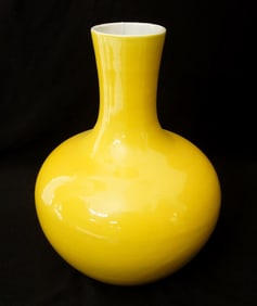 Chinese ceramic bulbous yellow vase with Dyn Mark