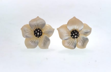 ‘Colorbloom’ Stephen Dweck mother of pearl earring