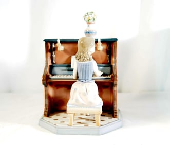 Lladro "Ninita tocando el Piano"