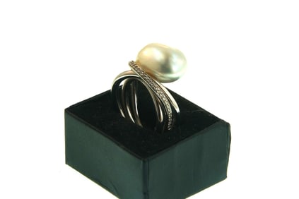 18kt Gold Gellner Baroque pearl and diamond ring