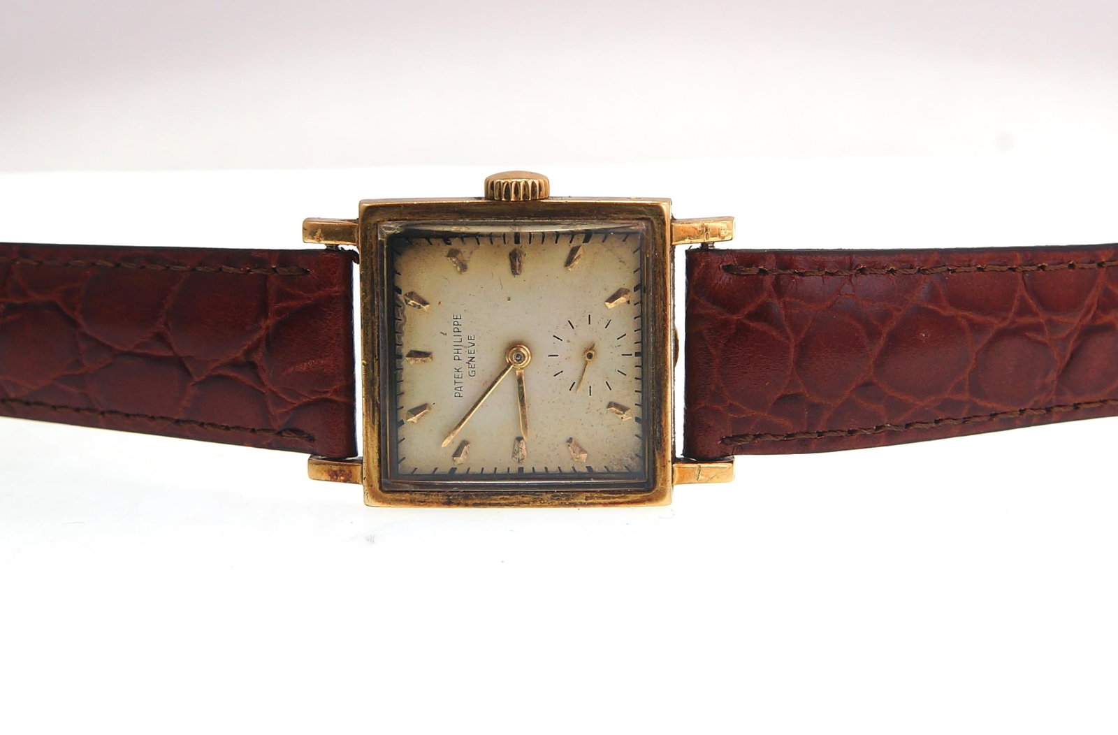 Vintage Patek Phillipe 1431 Wristwatch ca. 1948-9: Patek Philippe 1431 Vintage Square Shape Unisex Watch Circa 1948-9, running smoothly, 37 x 27mm is fitted with a 10"200 caliber movement #951699. The Watch is made in 18K yellow gold with a square cas
