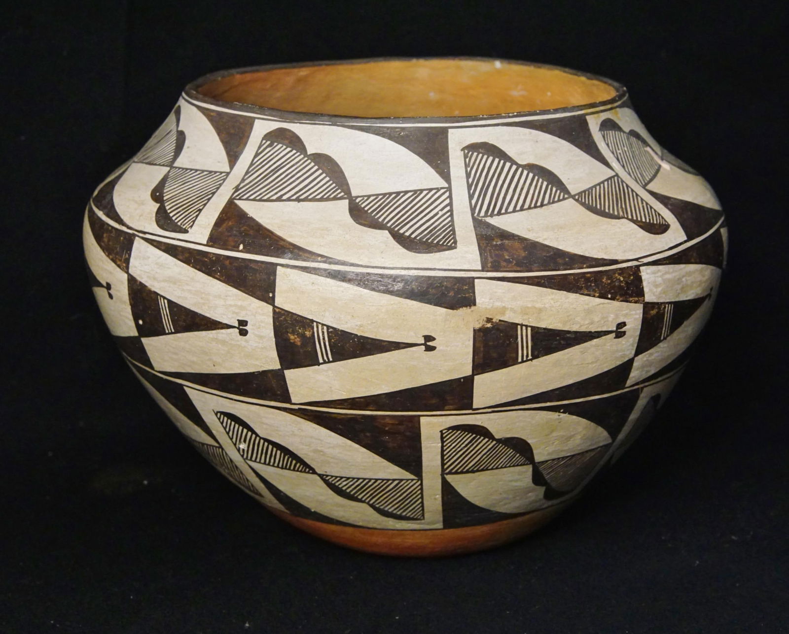 Acoma Pueblo polychrome pottery olla: Remnants of signature bottom may be attributed to Marie Zieu Chino (1907–1982) measures 7.5" x 10" and is in excellent condition