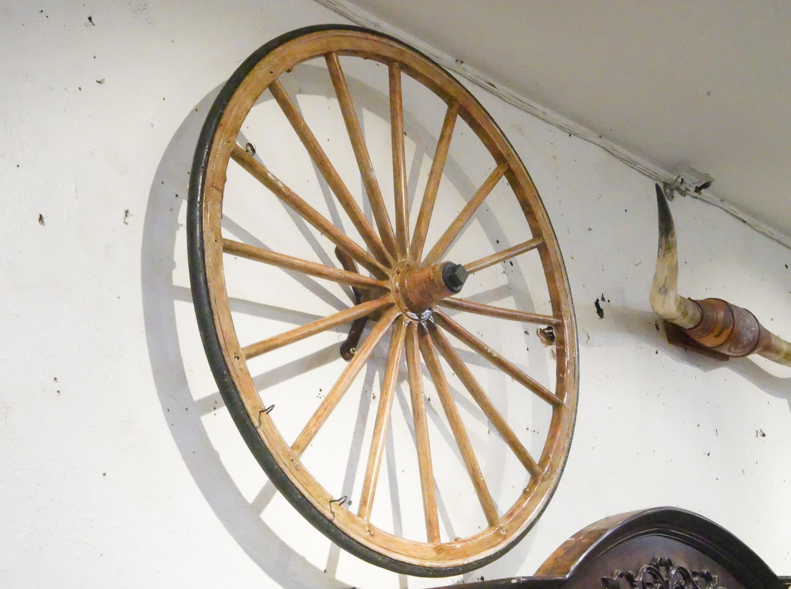Wall mount buggy wagon wheel - 44" - 2