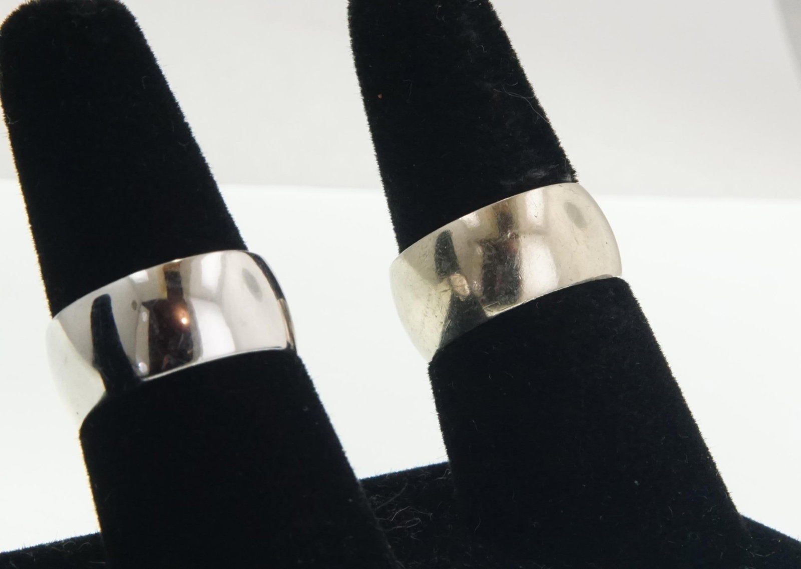 14kt White gold bands - 2 pcs - 15.9 gms: ring sizes 8.5 and 9.5