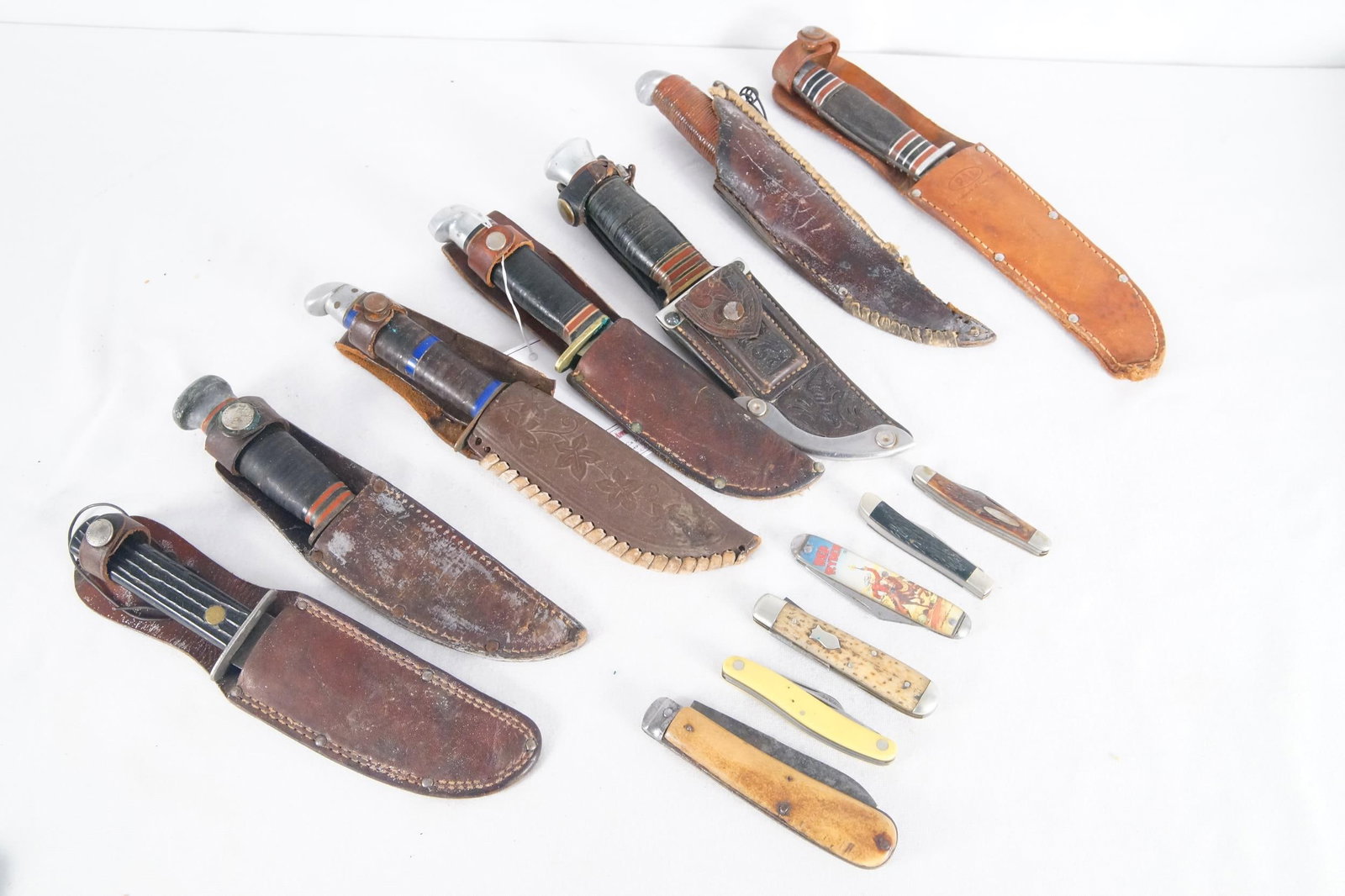 7- Hunting knives in sheaths & scabbards + (1 of 13)