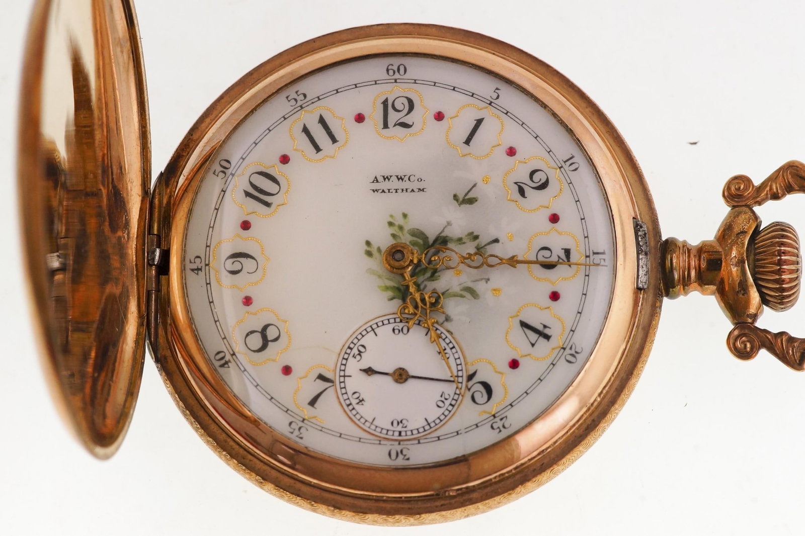 Waltham Hand-Painted Enamel Hunting Pocket Watch: An antique American Waltham Watch Co. 7-jewel mechanical pocket watch dating to circa 1900?1910, housed in a gold-filled hunting case guaranteed for 20 years. The exterior covers are heavily detailed 